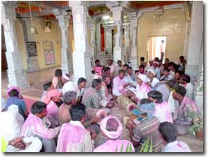 Gente en un templo en Mandu